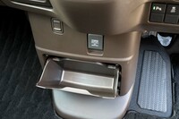 ダッシュボードの中央下部にある引き出し式の収納ボックス。サイズ的にゴミ箱がぴったり。