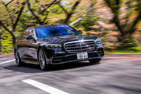 連続可変ダンパーとエアサスを電子制御する「エアマチックサスペンション」が標準装備される。高速走行時には車高を下げて空気抵抗を低減させ、大きな段差を乗り越える際などには、車高を瞬時に上げることもできる。