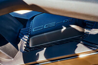 BMWが新型電動二輪モデル「CE 02」を発表　新しいスタイルの都市型電動モビリティーの画像