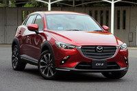 こちらは2015年2月に発売された「CX-3」。新型車「CX-30」に対して、車格はひとまわり小さい。