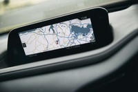 センターディスプレイは天地方向に薄い8.8インチサイズ。ドライバーの前方視界をさえぎることなく、広い表示面積が確保されている。