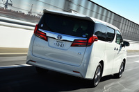 高速道路を行く「トヨタ・アルファード ハイブリッド エグゼクティブラウンジ」。リアまわりは、今回のマイナーチェンジでバンパー、ランプ、ガーニッシュのデザインが変更された。