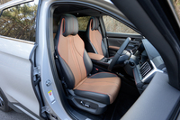 合皮のシートはブラックとブラウンの落ち着いた色調が好ましい。ヒーター＆ベンチレーション機能、電動調整機能なども完備する。