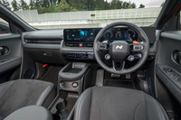 スタンダードな「アイオニック5」は左右のウオークスルーが可能なのに対し、「アイオニック5 N」ではニーパッド付きの立派なセンターコンソールを装備する。