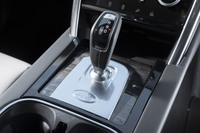 シフトセレクターは、最新型の「レンジローバー イヴォーク」と同様にエンジンの始動でせり上がってくるダイヤル式から、オーソドックスなレバー式に変更された。「R-DYNAMIC」グレードではシフトパドルも標準装備となっている。