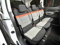 2列目シートは3座独立タイプ。エアコンの風量調整機能が備わっている。