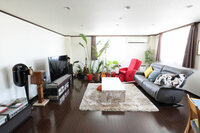 2階の広いリビングルーム。壁の白と植物の緑、椅子の赤でイタリア気分が盛り上がる!?