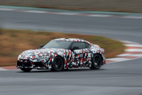 袖ヶ浦フォレストレースウェイで試乗した「スープラ」は、ウエット路面であったことを差し引いても、姿勢変化をかなり許容するクルマに感じられた。