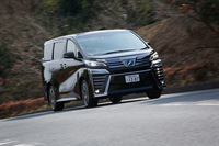 フロントまわりでは、デザイナーが“サイドポンツーン”と呼ぶダミーのエアインテークが特徴。リアへと続くサイドビューの凹面のラインとも相まって、「ヴェルファイア」のデザインに動きを与えている。