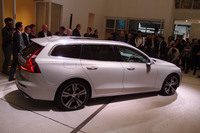 新型「V60」のサイドビュー。ヘッドランプから後方に伸びるショルダーラインとリアフェンダー上部のキャラクターラインで躍動感が表現されている。