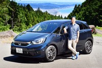 走りのよさに加えて上質感も追求された「フィットe:HEV Modulo X」。ボディーカラーは写真の「ミッドナイトブルービーム・メタリック」のほか、「プラチナホワイト・パール」、「プラチナホワイト・パール＆ブラック」、「クリスタルブラック・パール」が選べる。