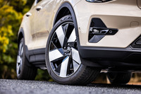 今回の試乗車は「EX40ウルトラ」グレードで標準装備とされる「ダイヤモンドカット／ブラック」の20インチ5本スポークホイールに、フロントが235/45R20、リアが255/40R20サイズの「ピレリPゼロELECT」タイヤを装着していた。