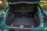 5人乗車時の荷室容量は385リッター。後席の背もたれには60：40の分割可倒機構に加えスキートンネルも組み込まれており、長尺物の収納にも対応する。