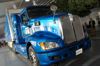 トヨタのプレゼンテーション会場に現れた、燃料電池搭載の大型トラック。