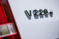 モデル名を示す「V200d」のエンブレムがリアゲート左側に取り付けられている。