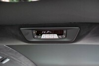 エアコンは5ゾーン式で、3列目シートの空調も個別に設定できる（操作パネルは天井にある）。