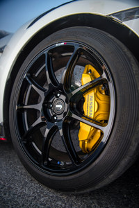 タイヤについては、トレッドパターンやゴムの押し出し形状の最適化、プロファイルの変更により接地面積を拡大。ゴムのグリップ力向上とも相まって、コーナリングフォースを5％向上させた。