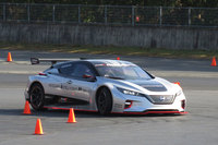 試乗会の前に行われた松田選手によるデモ走行の様子。新型「リーフNISMO RC」は前後に2基のモーターを搭載しており、6.028のギアレシオを持つ市販のレーシングギアボックスを介して、車軸に動力を伝える。