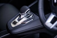 握りやすい形状のシフトノブは、軽いタッチで操作できる。ブレーキの回生力を高める「B」モードも選択可能。