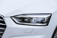 「S lineパッケージ」に含まれるマトリクスLEDヘッドランプ。18個のLED球を個別に制御することで、他車のドライバーを眩惑（げんわく）させることなく、広い照射範囲を実現している。