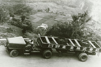 日野が1946年に発売した「T10・20型トレーラートラック」。同社が戦後に開発した第1号モデルである。日本を占領したGHQは、月1500台のトラックの生産を許可。日野といすゞは再出発を切った。