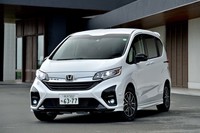 2020年5月に発売された改良型「フリード モデューロX」。デザインのアップデートに加えて空力性能強化によって実現したさらに上質な走りもポイントだ。