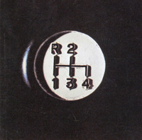 本来はコラムシフト用に設計されたギアボックス（3段＋OD）をフロアシフトにしたと思われる変則的なシフトパターン。このシフトノブ自体は翌1965年に登場した「スカイライン2000GT」のものである。