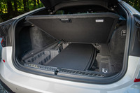 荷室の床下にはトノカバーがスマートに収納できる。