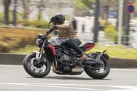 ストリートファイター的なスタイリングの「トライデント660」だが、その走りは過激さとは無縁。ビギナーから上級者までスポーツライディングを楽しめるに違いない。