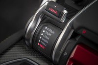 Tamburoドライブモードセレクターのデザインは、飛行機の操縦かんを思わせる。