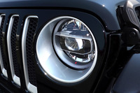 フロントグリルやLEDのヘッドライトベゼルに、シルバーアクセントが用いられている。