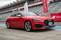 ピット前でスタートを待つ「RS 5クーペ」。今回、テストした中では唯一、トルコン式ATを採用するモデルだ（他はデュアルクラッチ式ATのSトロニック）。