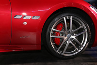 ピレリが同車専用に開発した「Pゼロ」についても、今回のマイナーチェンジにともない改良が施されている。写真は「グラントゥーリズモ スポーツ」。