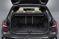 荷室容量は5人乗車の通常使用時で500リッター。後席を倒すと最大1510リッターに拡大できる。