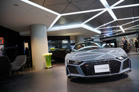 「アウディシティー紀尾井町」の店内の様子。この日は「アウディR8スパイダー」が展示されていた。
