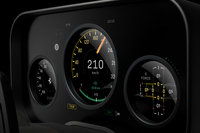 インストゥルメントクラスターは、デカい液晶画面にアナログっぽいグラフィックを映すのではなく、アナログの計器類と液晶ディスプレイを融合した設計／デザインとなっている。