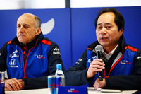 年初に行われたバルセロナテストにおいて、トロロッソのフランツ・トスト代表とともに記者会見に臨む田辺豊治F1テクニカルディレクター。