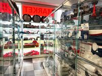 右手前にはトラックのルーフに装着するホーン、奥には灯火類が並ぶ。