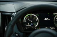 スバルがストロングハイブリッドと呼ぶ「S：HEV」搭載モデルの12.3インチフル液晶メーターには、パワーメーターが組み込まれている。走行中にエネルギーのパワーフローを表示する。