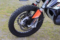 
	「790アドベンチャーR」のWP製フロントサスペンション。48mmの直径は、「790アドベンチャー」よりも5mm太い。
	