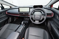 インテリアでは圧迫感のない空間と運転に集中しやすいコックピットの両立を図ったとされている。インストゥルメントパネル全体が浮いているように見える。