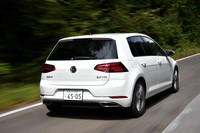 今回の試乗では、高速道路を主体に240kmほどの道のりを走行。燃費は満タン法で21.1km/リッター、車載の燃費計で23.5km/リッターを記録した。