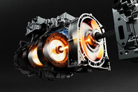 「MX-30ロータリーEV」に搭載されるロータリーエンジンは発電機としてのみ用いられる。発電専用ではあるが、市販車にロータリーエンジンが採用されるのは「RX-8」以来、じつに11年ぶりであった。