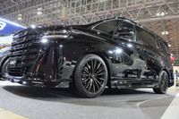 展示車両のなかには新型「ヴェルファイア」の姿も。その足元には、限定カラーの「VERSUS VOUGE」が輝く。