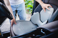 購入にあたっては、純正シートにきちんとフィットするかどうかをしっかりと確認することが重要。