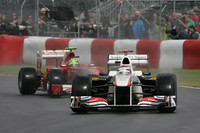 予選13位からスタートした小林可夢偉（前）は、混乱に乗じてタイヤを変えず2位までポジションアップに成功。その後、フェラーリのマッサ（その後ろ）の追撃をかわす見事な走りでその座を守ったが、路面が乾きはじめるとザウバー本来のポテンシャルが顕在化してしまい、結果7位。それでも6戦連続入賞は立派な功績だ。（Photo=Sauber）