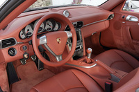 ダッシュボード上のタイマーで識別できるスポーツクロノパッケージ装着車には、オーバーブースト機能が備わる。これはシフトレバーそばの「SPORT」ボタンを押すことにより、フル加速時などに短時間のオーバーブースト（0.2bar上昇）がかかるというもの。
	 