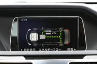 ハイブリッドシステムのエネルギーフローは、インパネ中央のモニターにも表示される。