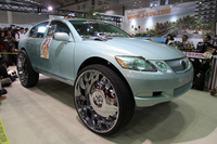 ホイール／タイヤの大径化は大型車でも24インチまでかと思っていたら、とんでもなかった。J-LUG×ASANTI・ADVENTUS JAPANのブースにあった「レクサスGS」仕様の2代目「トヨタ・アリスト」が履いていたのは、なんと305/25R32！
    