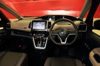 新型「セレナ」の運転席まわり。細身のAピラーや低く抑えたメーターなどにより、従来モデルを上回る広々とした視界を確保している。
